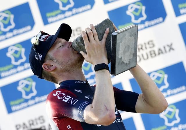 巴黎-鲁贝 | 功成名就！范巴勒长距离单飞夺冠