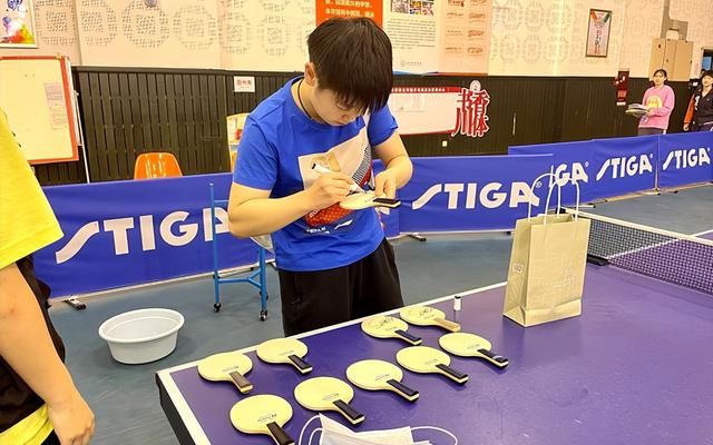 孙颖莎最新动态！赴成都进行特训，累到扶膝盖，送暖心签名合影