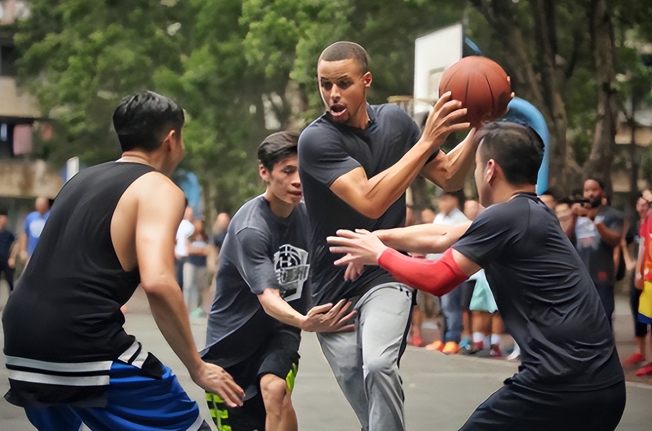 当你看了杜兰特的手 姚明的大腿，你就知道普通人打不了NBA