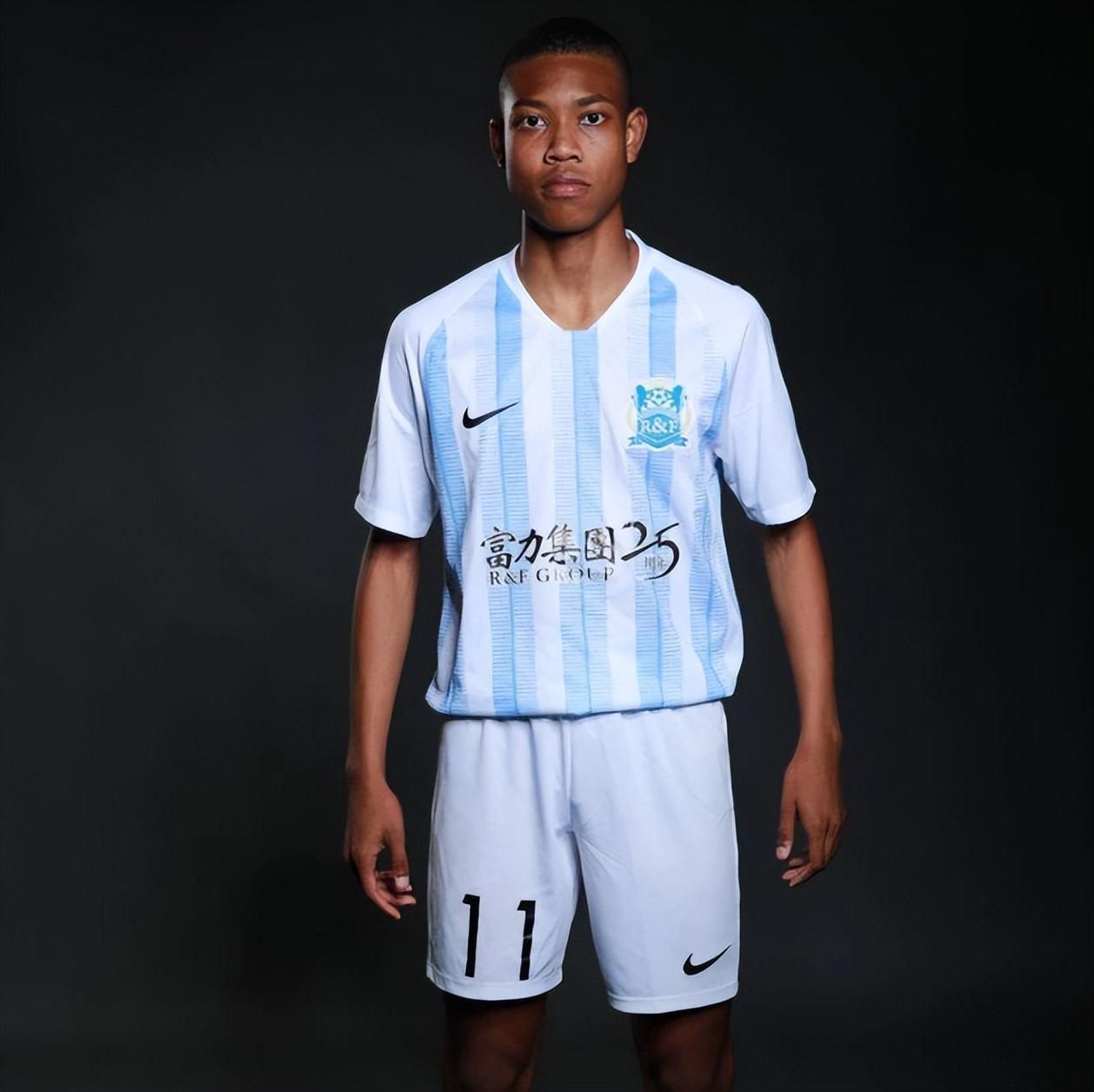 姆巴佩宣布留队大巴黎球迷欢庆 新赛季冲击欧冠冠军成最大目标