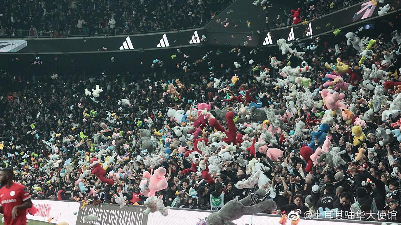 有爱！土超4分17秒，球迷为地震灾区儿童下“玩具雨”