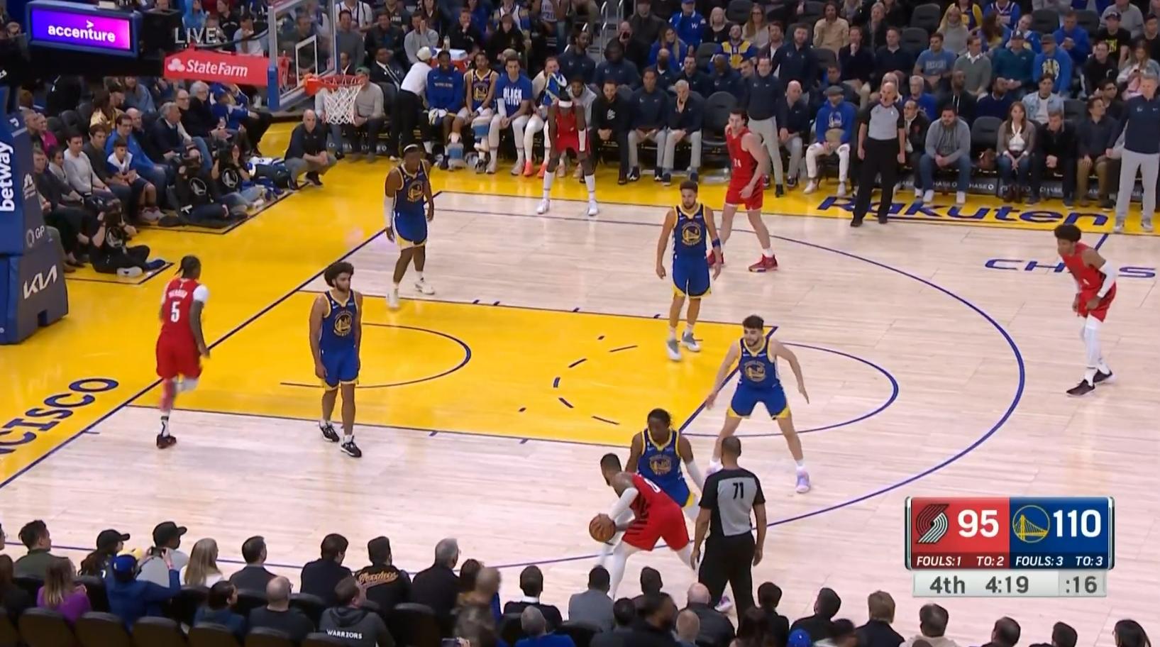 库里三分绝杀引爆全场气氛