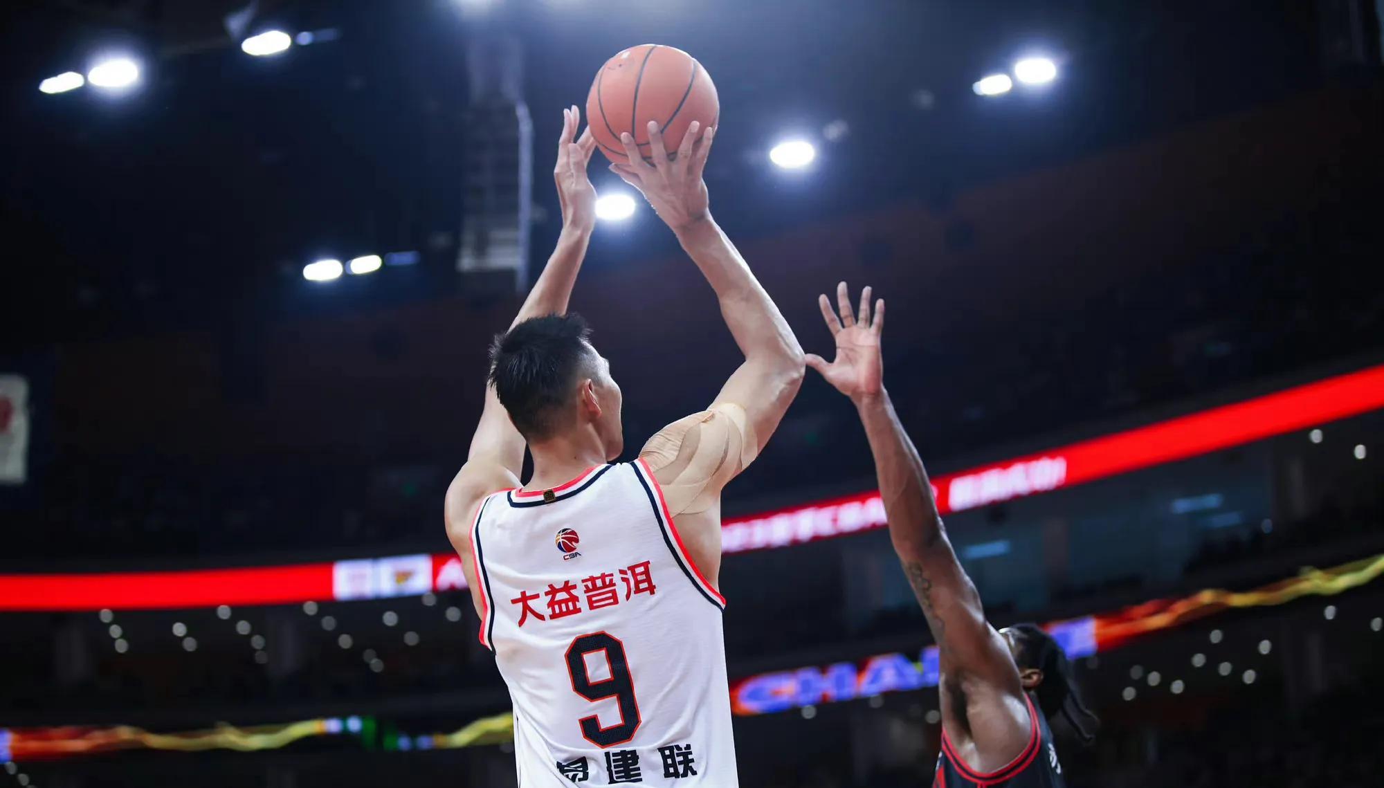 CBA季后赛激战正酣广东宏远惊险晋级四强