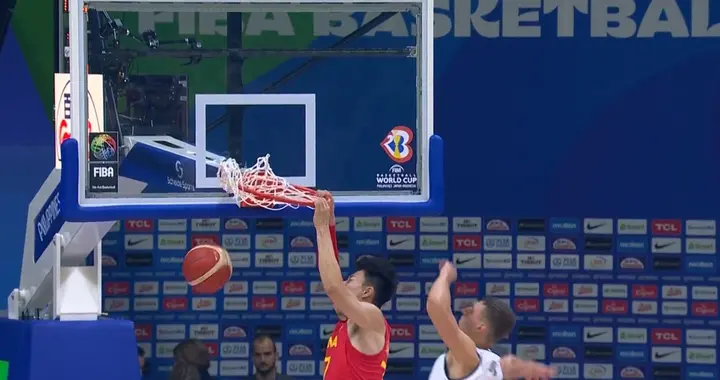 男籃被塞爾維亞碾壓！周琦+3首發難救主，李凱爾低迷，替補沒眼看