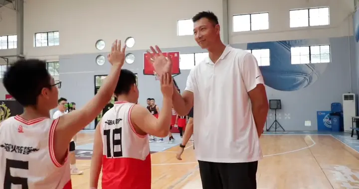 退役沒(méi)閑著!男籃一哥國(guó)慶不放假,開(kāi)辦訓(xùn)練營(yíng),重視培養(yǎng)下一代