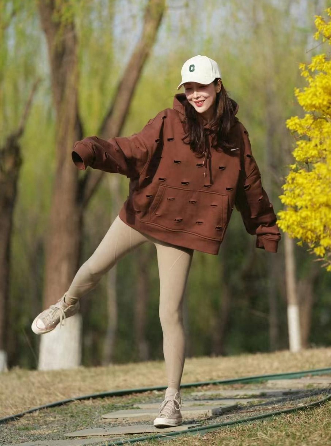 为什么我劝中年女人别穿lululemon瑜伽裤出门？看完3组街拍图就懂 (http://www.xuexiaoyu.cn/) abs 第1张