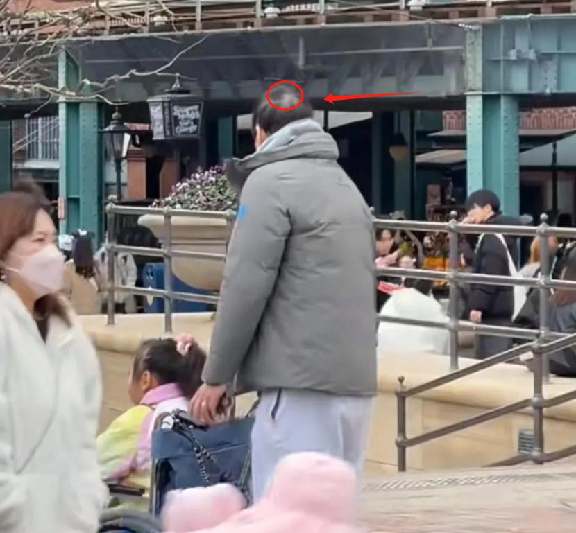 55岁范志毅带妻子现身东京，小17岁老婆又美又瘦，范志毅秃顶明显 (http://www.zjmmc.cn/) hsti 第3张