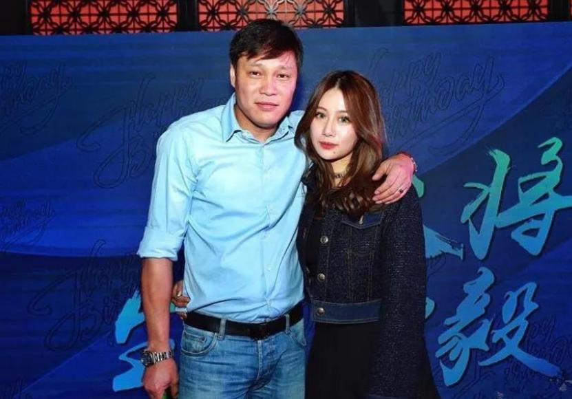 55岁范志毅带妻子现身东京，小17岁老婆又美又瘦，范志毅秃顶明显 (http://www.zjmmc.cn/) hsti 第4张