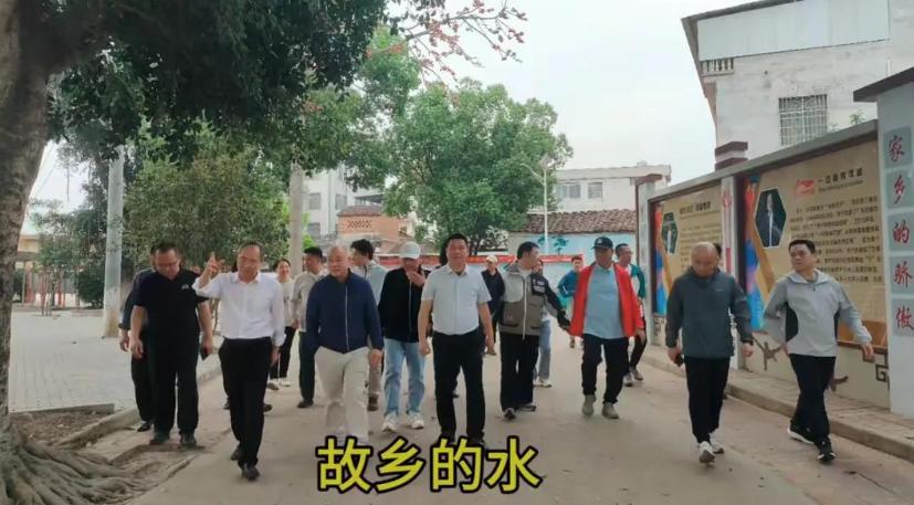 衣锦还乡！李宁回老家祭祖，10多人陪同阵仗大，头发全白有小肚腩 (http://www.busunion.cn/) xiami 第5张