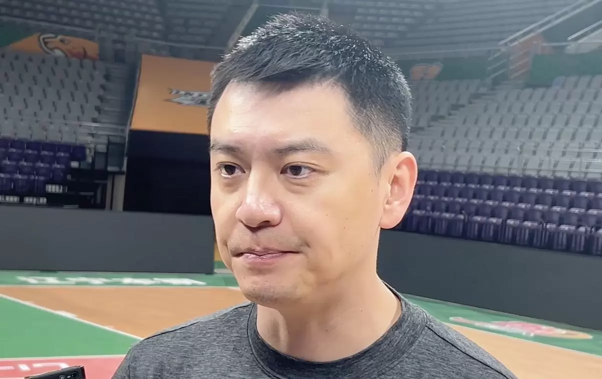 杨鸣：韩德君肩膀受伤今晚缺席，要在防守端提升专注度和强度