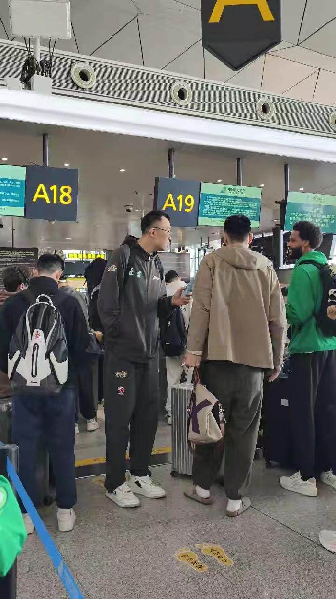 媒体人：韩德君随队出征新疆客场；辽篮、新疆男篮和铁人同乘一班航班 (http://www.busunion.cn/) xiami 第1张