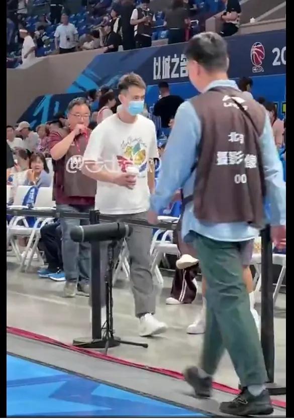 总经理没证被拒，球迷看球吵架，曾凡博赵继伟观战，布朗变化夺冠 (http://www.zjmmc.cn/) hsti 第4张