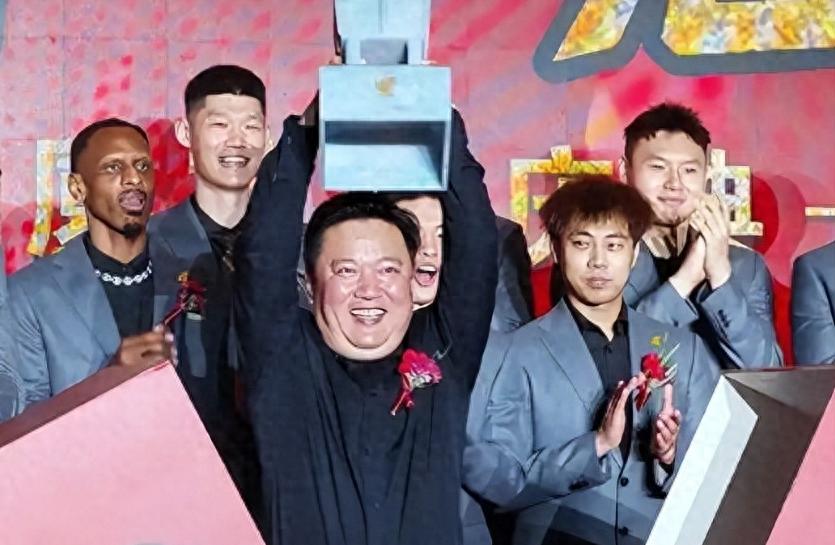 有孝心！许钟豪接双亲到杭州庆广厦夺冠，父亲身高超2米1 母亲1米9 (http://www.xuexiaoyu.cn/) abs 第1张
