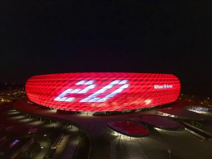 拜仁官方：为庆祝安联球场建立20周年，今晚将进行灯光秀