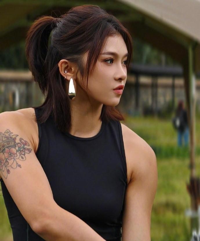 吴艳妮社媒晒出射箭照，手臂肌肉线条清晰流畅 (http://www.zjmmc.cn/) hsti 第4张