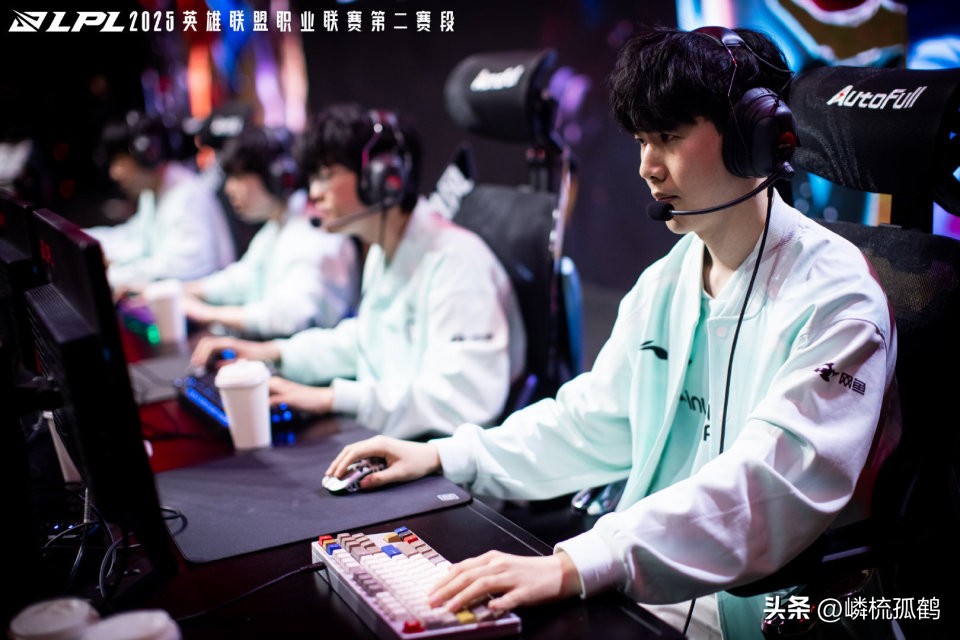 一人害三队？圈内人透露jiejie疑似与IG解约，涅槃打野恐成首发！ (http://www.armanice.com/) 体育 第2张