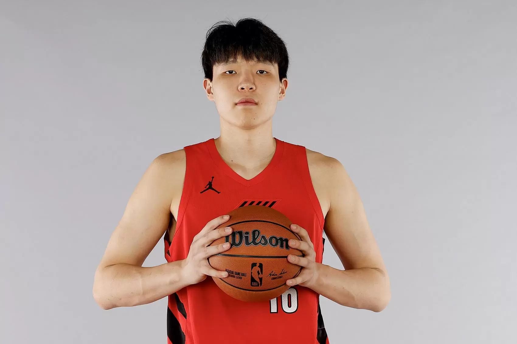 杨瀚森四场夏联场均数据：10.8分5板3.8助0.5断2.3帽，命中率45.7%