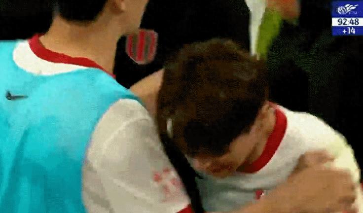 韦世豪染红离场！与球迷互骂，踩踏津门虎门将，离场后爆哭 (http://www.jingganghuifeng.com.cn/) 体育 第1张