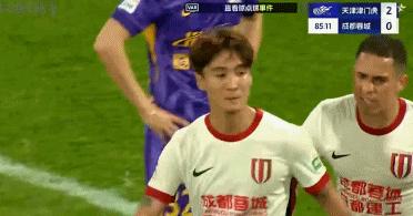 韦世豪染红离场！与球迷互骂，踩踏津门虎门将，离场后爆哭 (http://www.jingganghuifeng.com.cn/) 体育 第2张