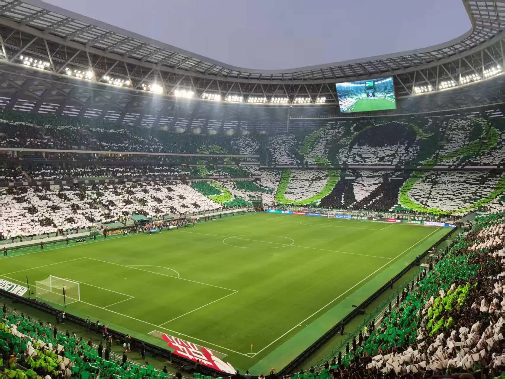 国安球迷展示TIFO：北看台为哪吒，西看台为德胜门箭楼