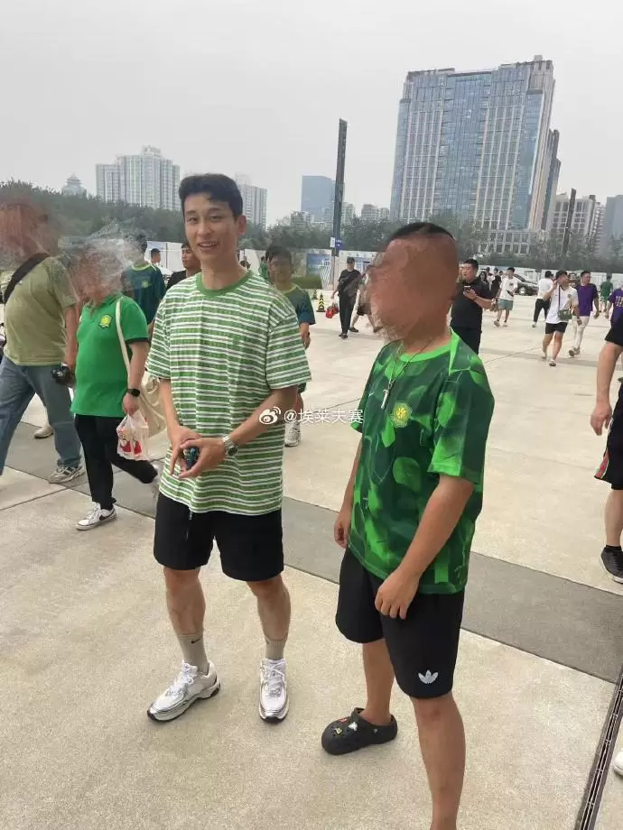 说到做到，津门虎球员巴顿前往工体为老东家北京国安加油助威