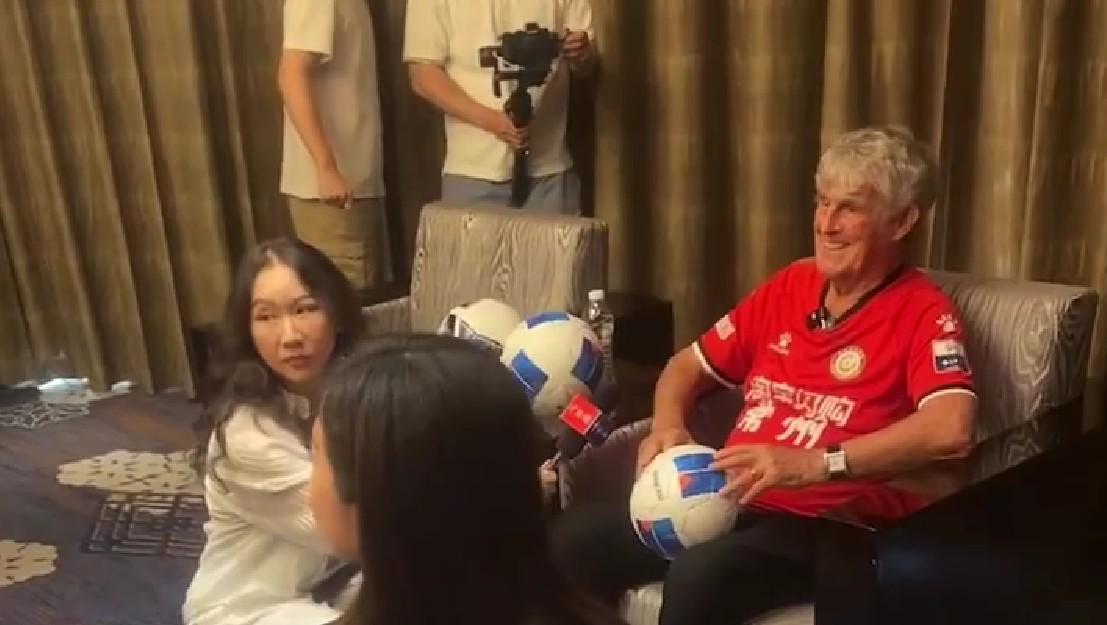 米卢抵达常州观战苏超比赛，并穿川队主场队服为其加油助威 (http://www.jingganghuifeng.com.cn/) 体育 第1张