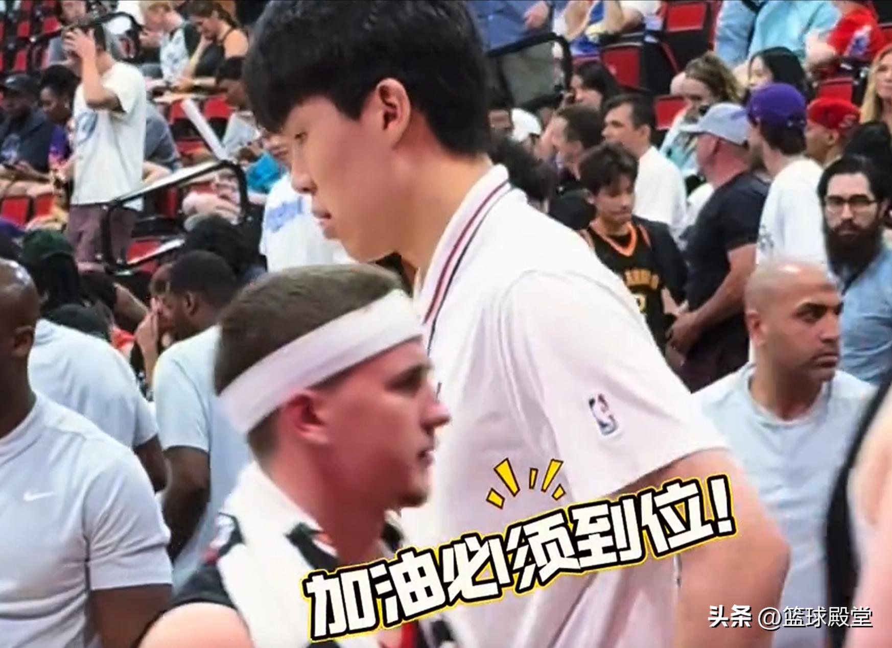 杨瀚森休战成摄影师！社交拉满，把教练聊成翘嘴，与队友暖心互动 (http://www.armanice.com/) 体育 第6张