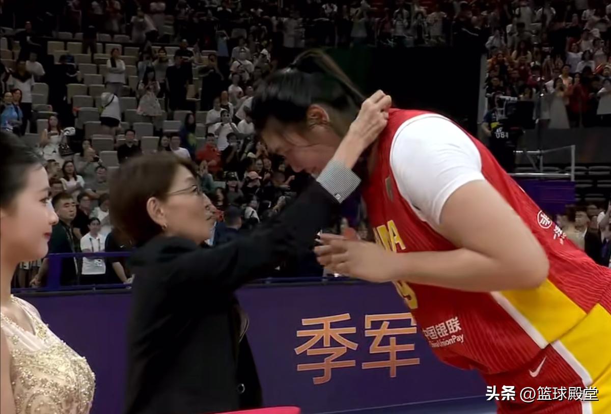 女篮夺季军颁奖！韩旭抱2老将，张子宇呼声拉满，多人流下泪水！ (http://www.armanice.com/) 体育 第3张
