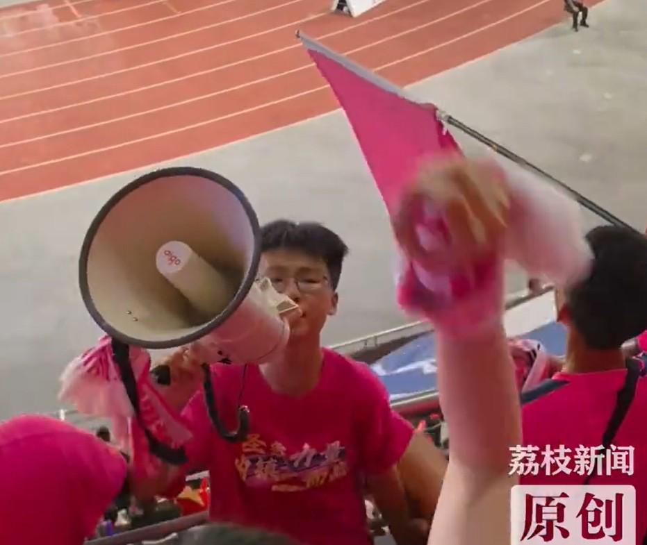 “苏超”最小球迷领喊，镇江队球迷领喊为16岁高中生 (http://www.jingganghuifeng.com.cn/) 体育 第1张