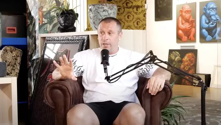 卡萨诺：蒂亚戈-席尔瓦是后卫中的梅西，他还能再踢4到5年