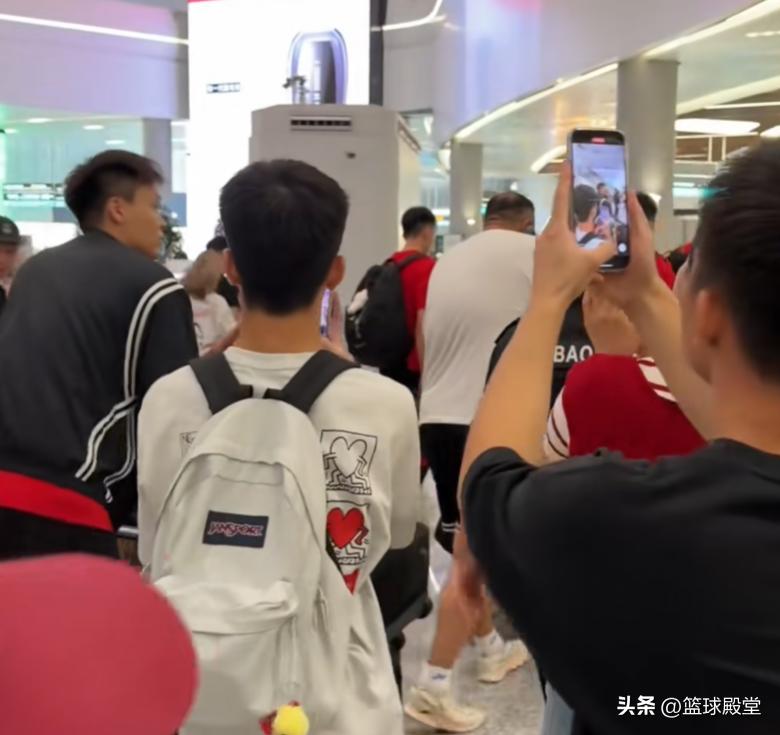男篮抵达杭州！徐昕胡明轩聊天，赵睿人气足，杨瀚森暂未归队！ (http://www.busunion.cn/) xiami 第3张