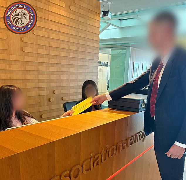 邮报：抗议无缘欧联，水晶宫球迷往欧足联送了个装满假币的箱子 (https://www.olegood.com/) 体育 第3张