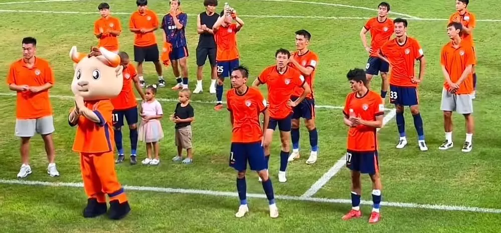 海牛新援张弛替补登场后，看台有一小部分球迷喊“干X鲁能”