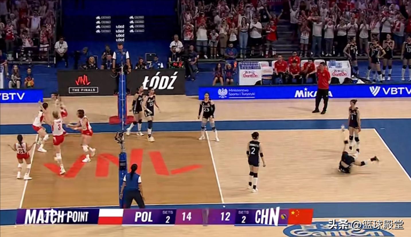 女排2-3波兰！球员沮丧目睹对手庆祝，赵勇无奈一笑，太可惜了！ (http://www.armanice.com/) 体育 第1张
