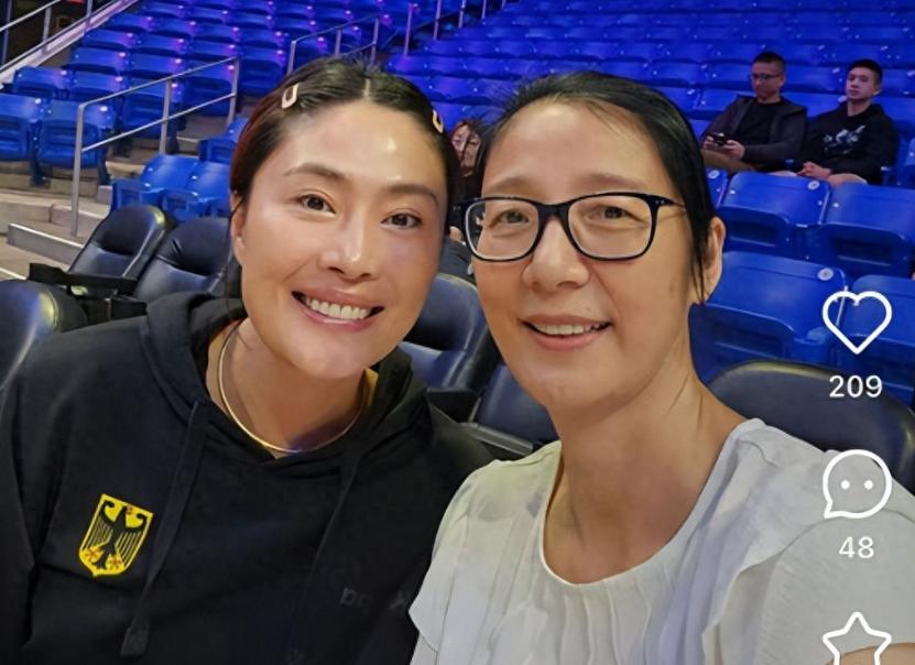 “女排第1美女”罕见现身，57岁优雅端庄，二婚嫁美国人收获幸福 (http://www.armanice.com/) 体育 第3张