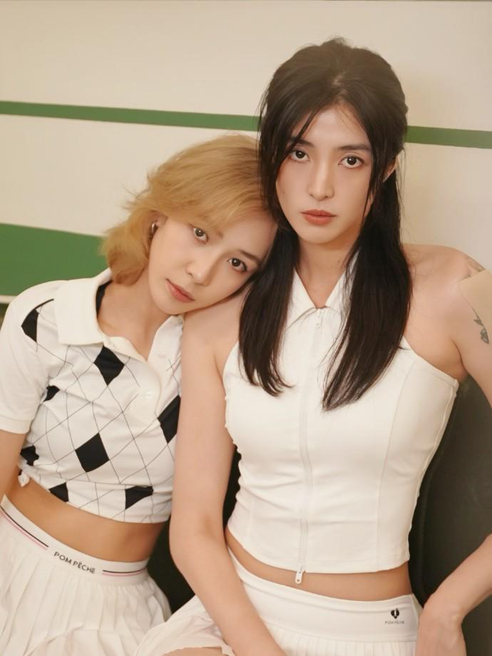 娜么美丽！赵丽娜与阿合娜尔拍摄可爱写真 (https://www.astrots.cn/) 生肖解读 第1张