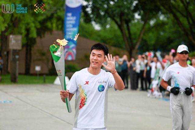 展示青年风采，成都蓉城国脚胡荷韬参与世运会火炬传递 (http://www.xuexiaoyu.cn/) abs 第1张