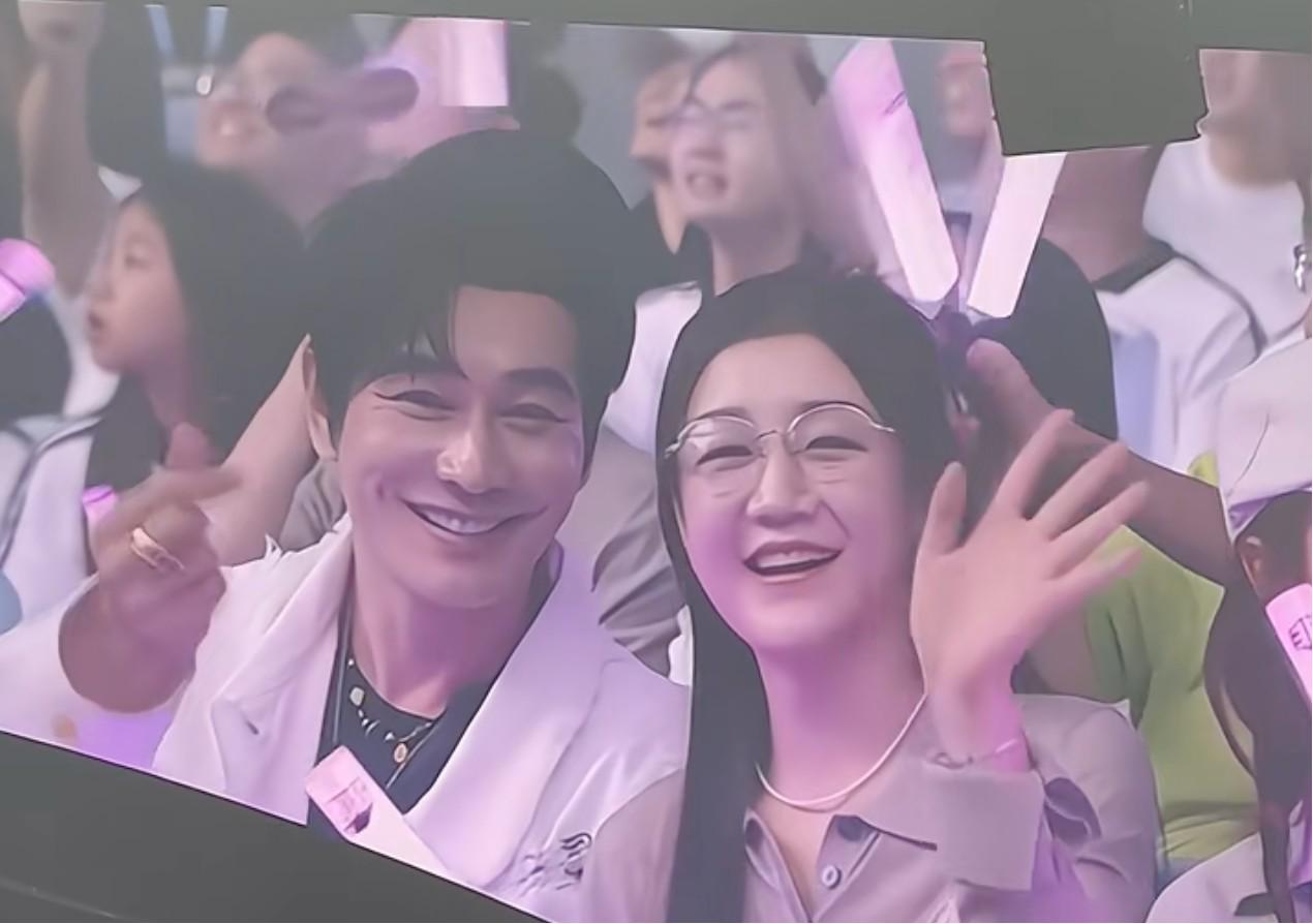陈梦、黄晓明现身岳云鹏演唱会，对镜头甜蜜比心 (https://www.olegood.com/) 体育 第1张