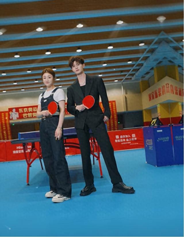 陈梦与演员任嘉伦一起打乒乓球，两人系发小+队友 (http://www.xuexiaoyu.cn/) abs 第1张
