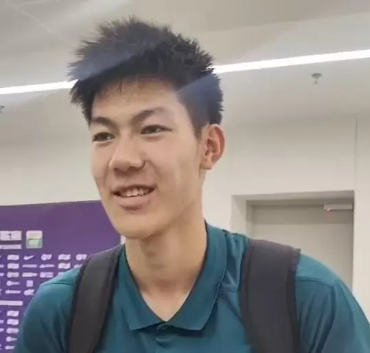 张瑷晖：比赛刚开始有点紧张，赛前和刘浩帆交流了一顿晚饭