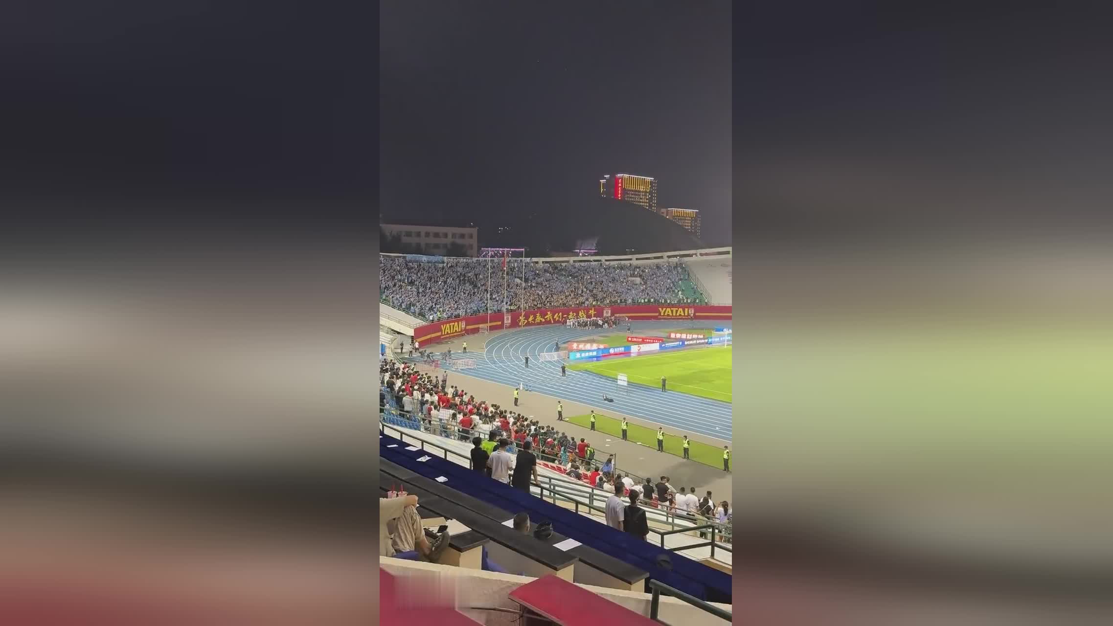 庆祝胜利，数千名大连英博远征球迷赛后在南岭唱响“莎啦啦” (http://www.armanice.com/) 体育 第1张