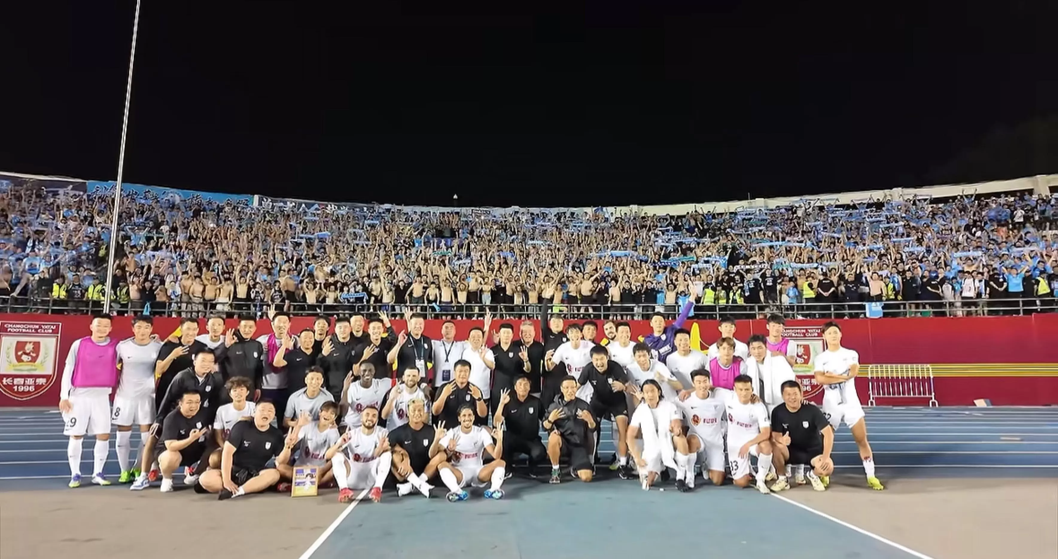 佩尼亚晒全队与远征球迷合影：无论主客场，球迷们始终都在