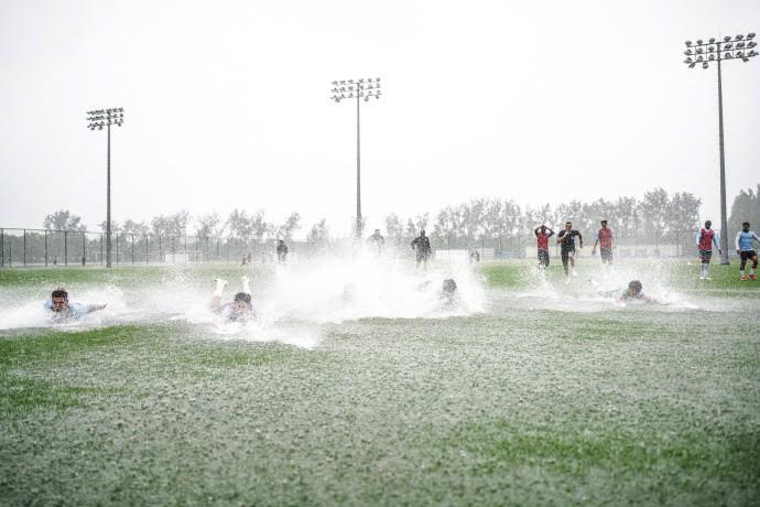 受台风“竹节草”影响，申花全队今日暴雨中训练 (http://www.tiidu.cn/) 娱乐 第3张