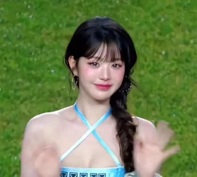 纽卡对阵K联赛全明星赛前，韩国女团IVE担任嘉宾并开球