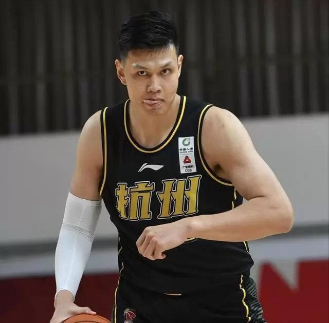 媒体人：卫冕冠军广厦男篮预计不会续约老将中锋许钟豪