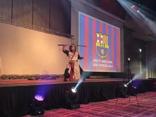 参加韩国宴会活动，巴萨全队欣赏了韩国画家的绘画融合表演