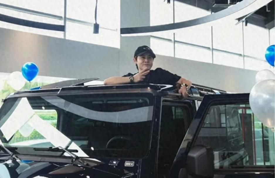 奥运冠军王濛喜提80万越野豪车,站车顶庆祝惊呆店员,41岁还像孩子 (http://www.xuexiaoyu.cn/) abs 第1张