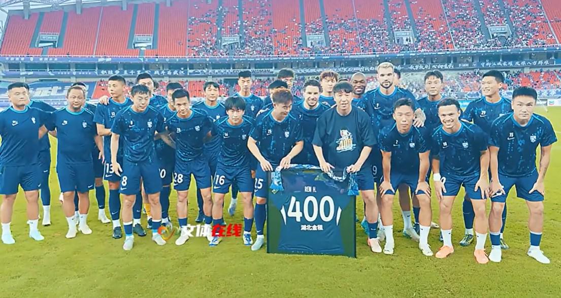 任航收获联赛400场纪念球衣：希望中国足球能够越来越好 (http://www.xuexiaoyu.cn/) abs 第1张