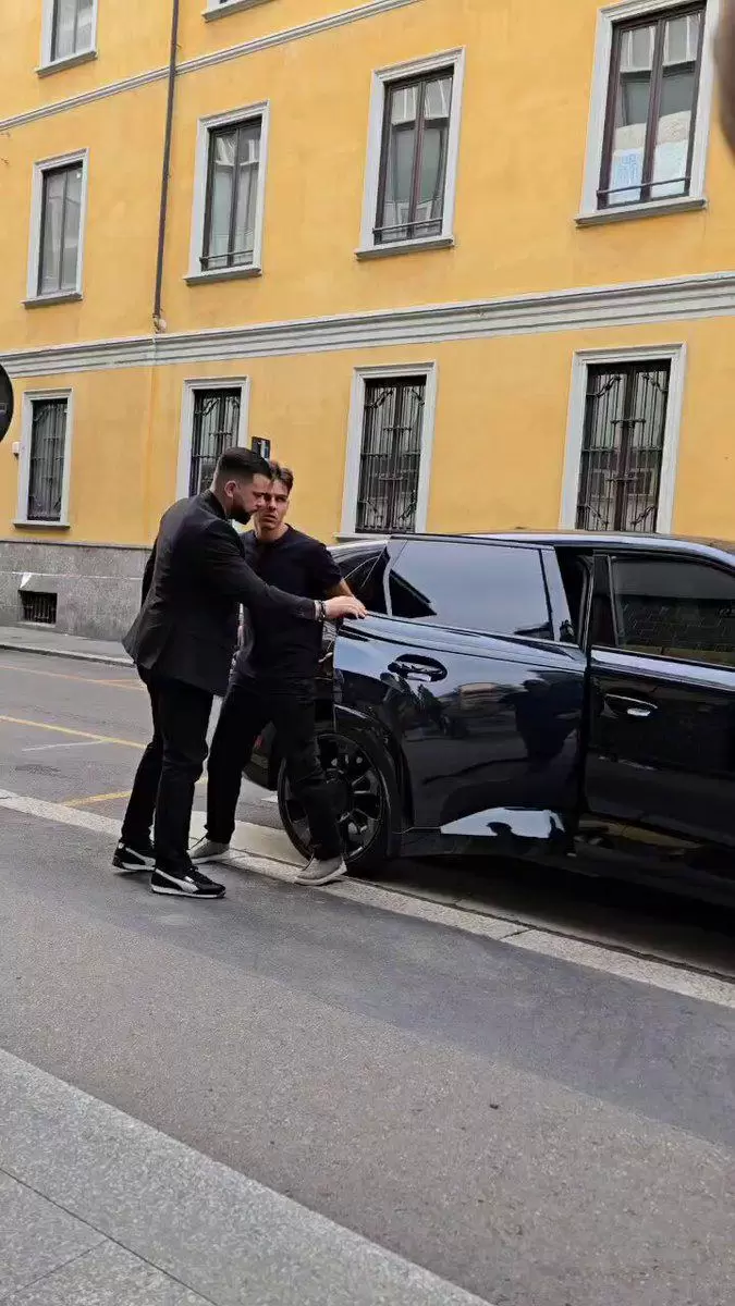 来了！亚沙里已经抵达，准备接受米兰的体检