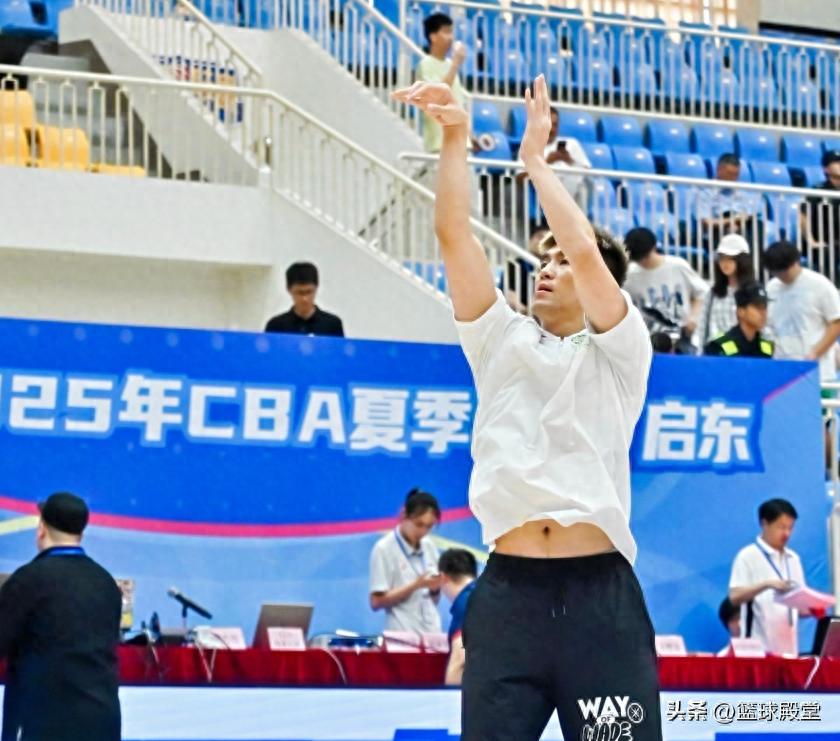 郭艾伦现身夏联！赛前投篮神情轻松，场边为队友加油鼓劲！ (http://www.busunion.cn/) 体育 第1张